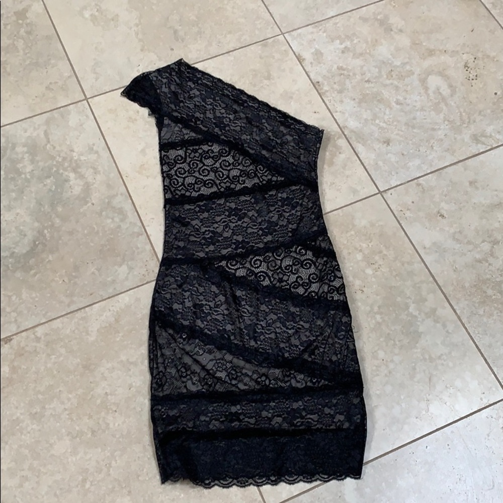 Gorgeous black lace body con dress. Sz S. Lined.